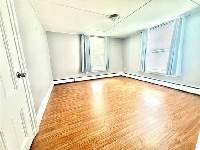 Building Photo - 571 Spring St