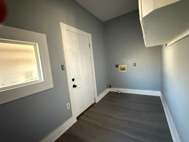 Building Photo - Beautifully remodeled 2 bedroom with HUGE ...