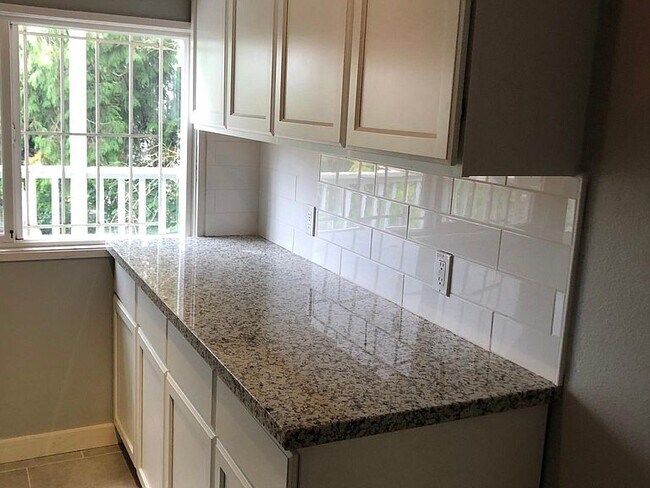 Building Photo - 1422 SE 34th Ave