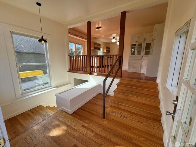 Building Photo - 3Bd/1.75Ba Seattle House