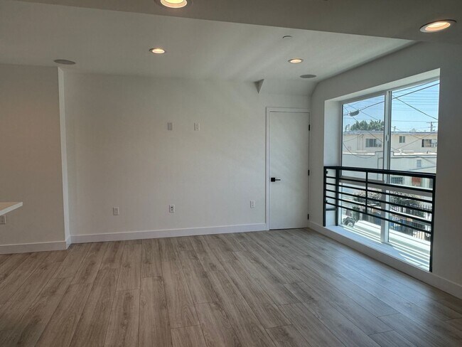 Building Photo - 1127 N Virgil Ave