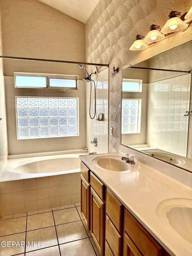 Building Photo - 12374 Paseo Lindo Dr