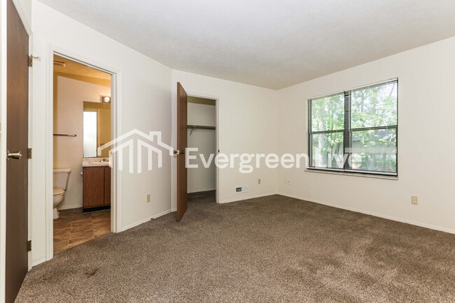 Building Photo - 2419 Cross Village Dr
