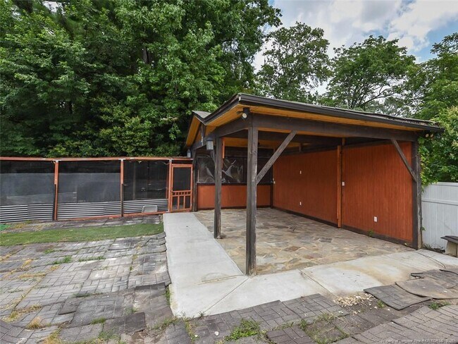 Building Photo - 723 Lindley Dr