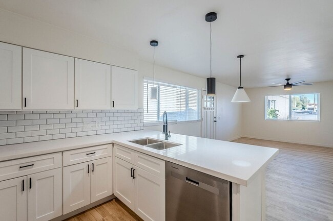 Building Photo - First floor fully updated unit!
