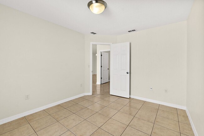 Building Photo - Spacious 3 Bedroom 2 Bath Duplex in Pine G...