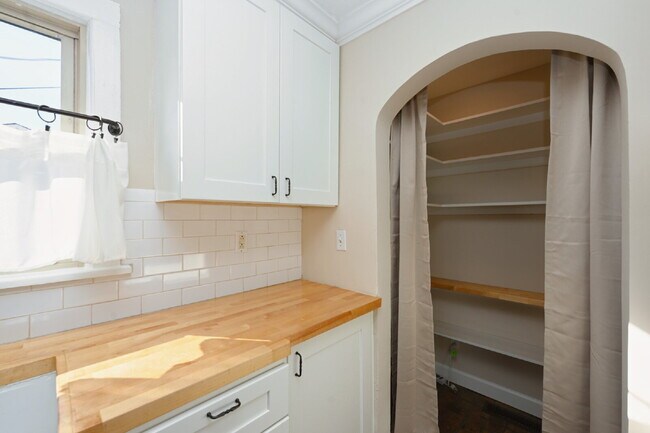 Building Photo - Sweet Cottage Charm with Updated Kitchen, Fenced Yard & Washer/Dryer Included