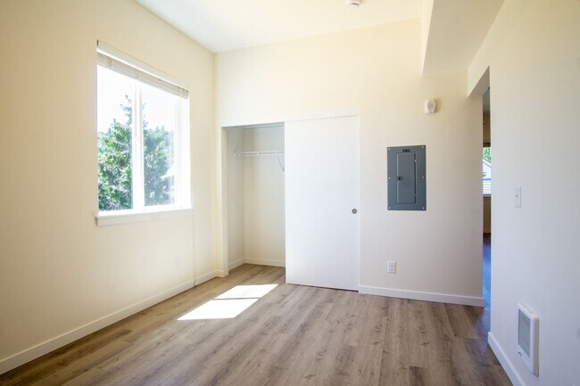 Building Photo - SUMMER SPECIAL: Top Floor Modern 2 Bdr w/ W&D + AC!