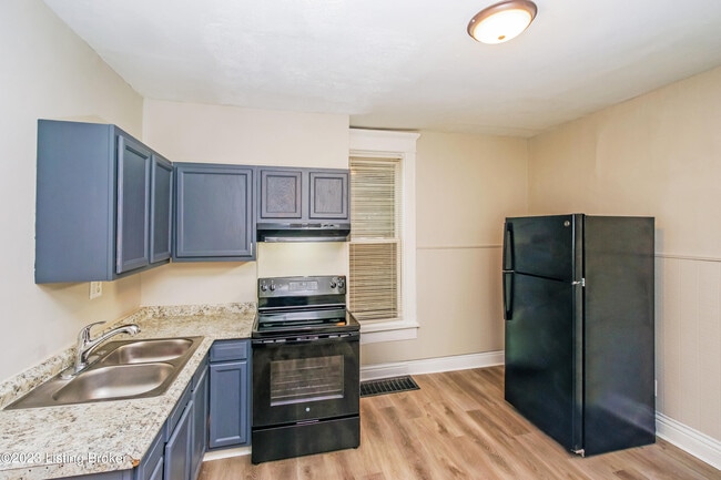 Building Photo - 3630 River Park Dr