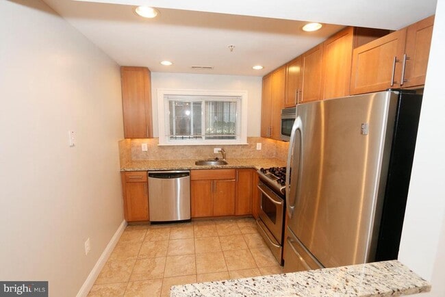 Building Photo - 1901 Lincoln Rd NE