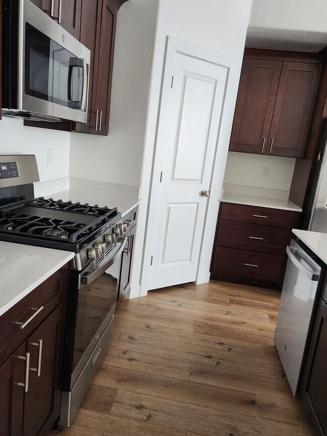 Building Photo - Beautiful Modern Townhome with Spacious La...