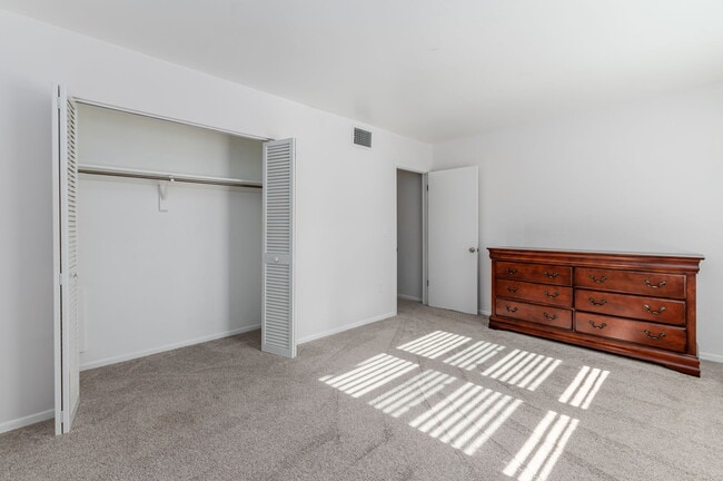 Building Photo - 680 71st Ave N