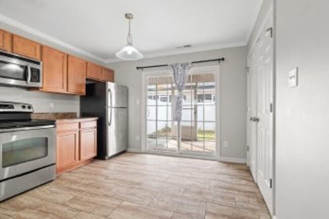 Building Photo - 2BR/2.5BA Townhome in The Gables