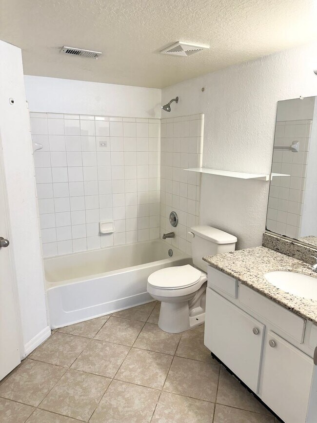 Building Photo - Spacious and Beautiful - Unfurnished 2/2 at Villas Del Sol !