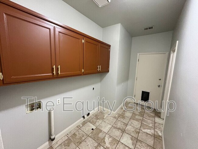 Building Photo - 540 W Birch Ct