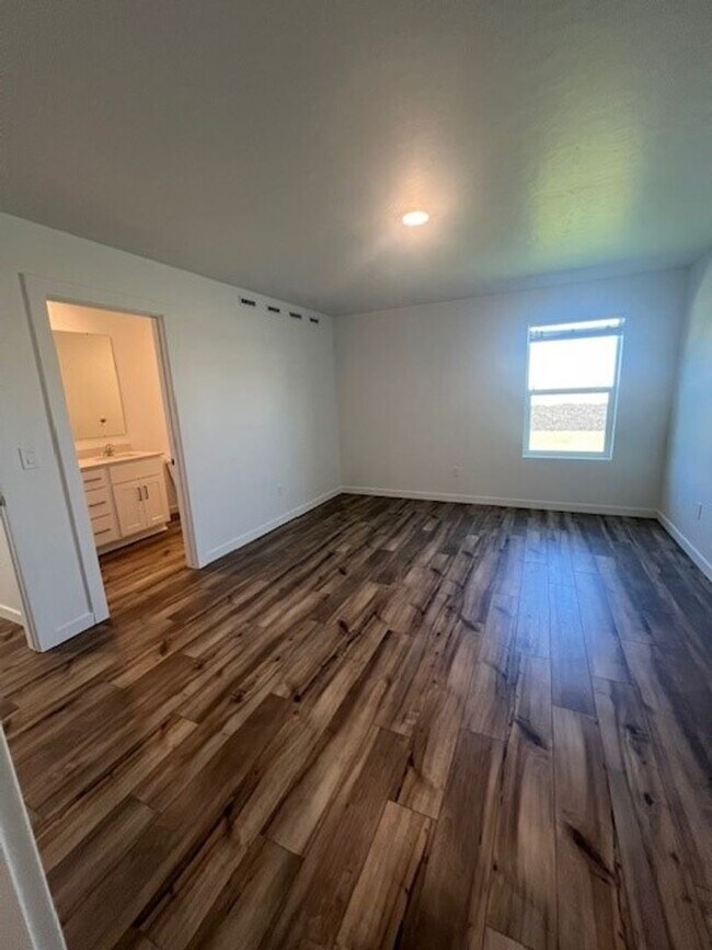 Building Photo - Newer 4 bed 2.5 bath home in Caldwell, just off Middleton Rd and Ward Rd.