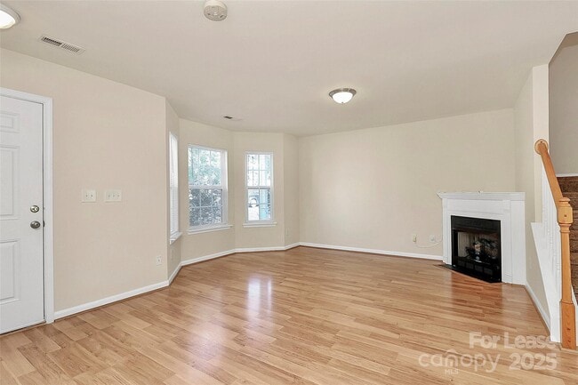 Building Photo - 915 Par One Ct