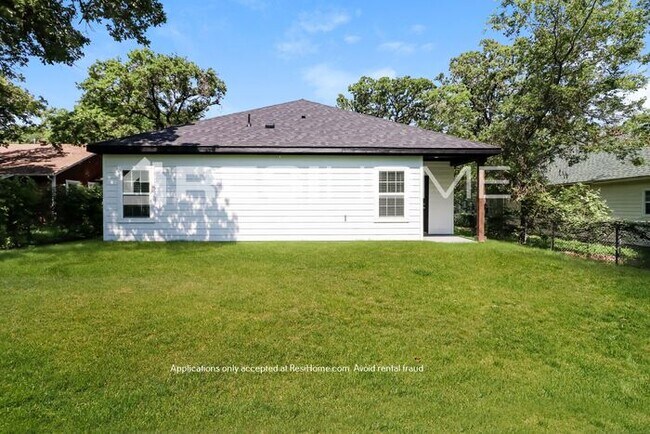 Building Photo - 3200 Chippewa Trail