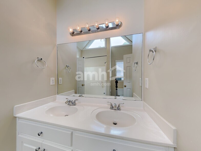 Building Photo - 7270 Wyngate Dr