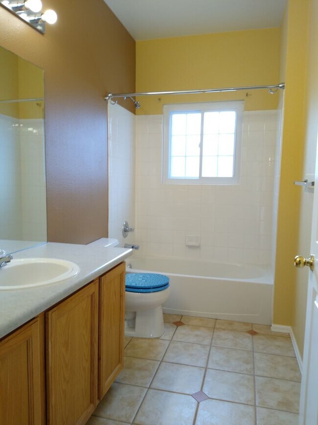 Building Photo - Super 2 Bedroom 2 Bath Townhome with 2 Car Garage Near Aurora Hills Golf Course