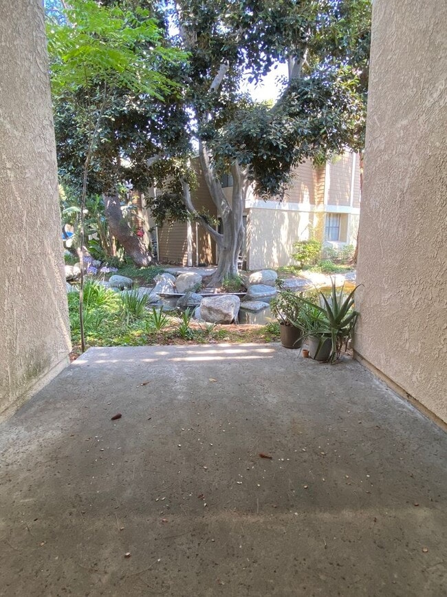Building Photo - Irvine: 2-story townhome with attached 2 c...