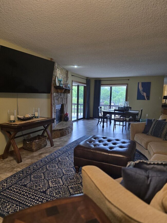 Building Photo - Lakeside Condo