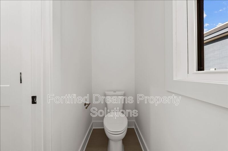 Building Photo - 210 S Carter St