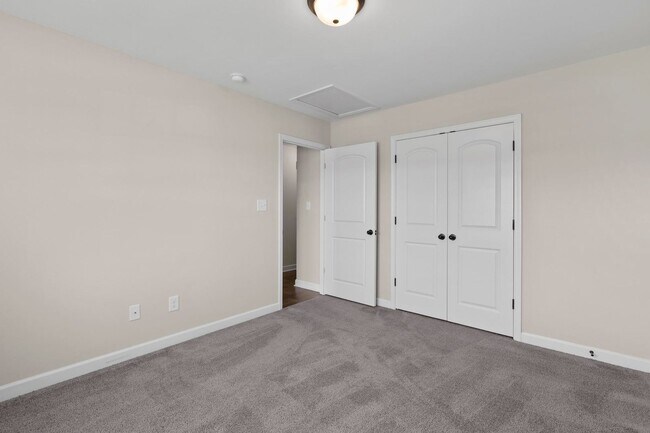 Building Photo - 3 bedroom with BONUS room in community pool neighborhood!