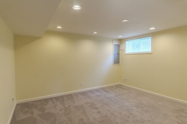 Building Photo - 3Bd/1.75Ba Seattle House