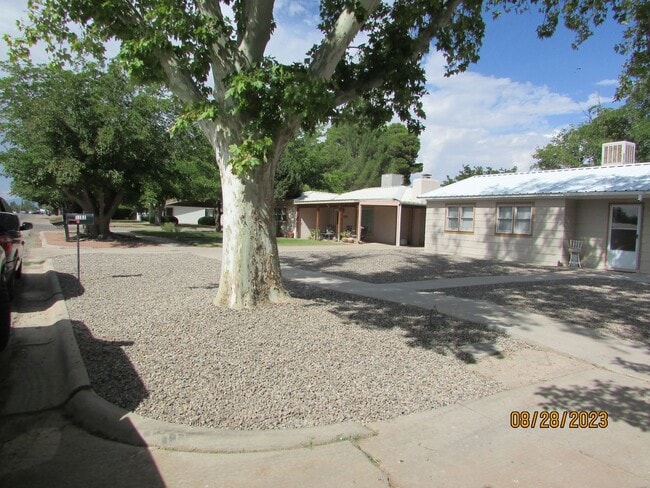 Building Photo - $900 3 Bedroom/1 Bath Spacious Home, Located in a desirable neighborhood