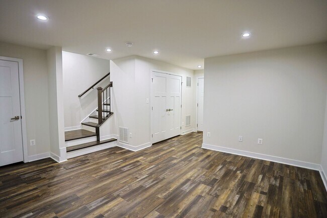 Building Photo - Welcome home to this move-in ready end uni...