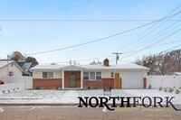 Building Photo - Remodeled Walking Distance to NNU - Landsc...