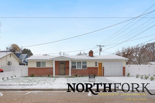 Primary Photo - Remodeled Walking Distance to NNU - Landsc...