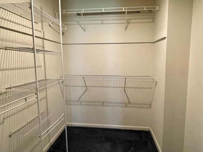 Building Photo - 1954 Kennedy Dr