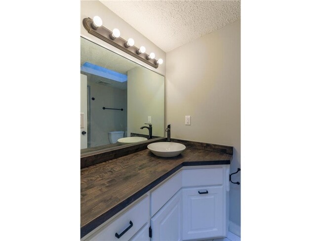 Building Photo - 11020 W River Rd