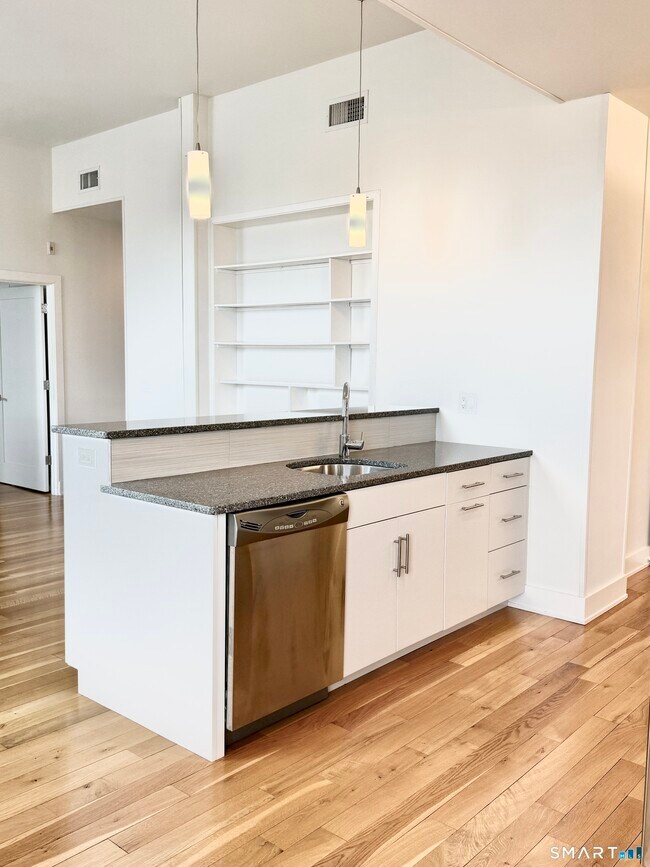 Building Photo - 60 Willow St