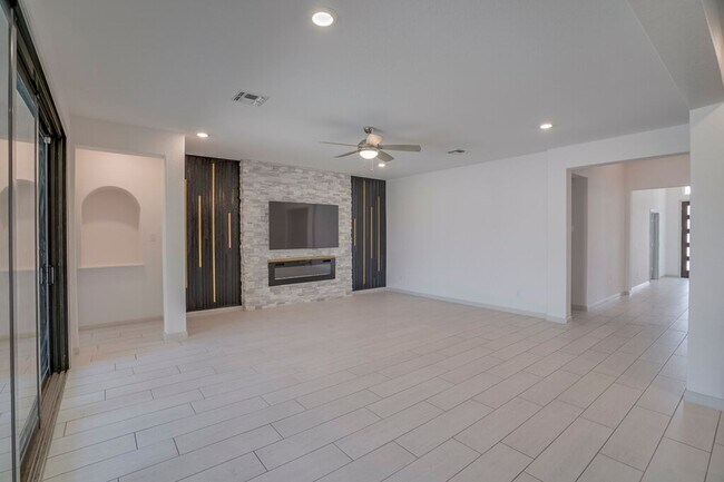 Building Photo - 5616 Monrovia Ln