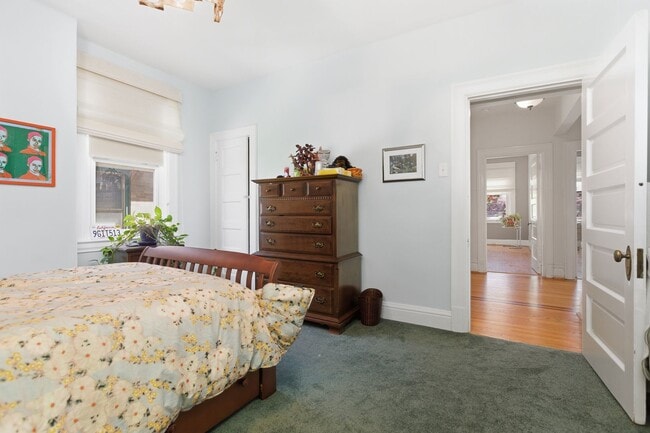 Building Photo - Stunning 5 Bedroom 2.5 Bathroom Home in Squirrel Hill