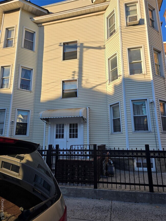 Primary Photo - 67 Radford St