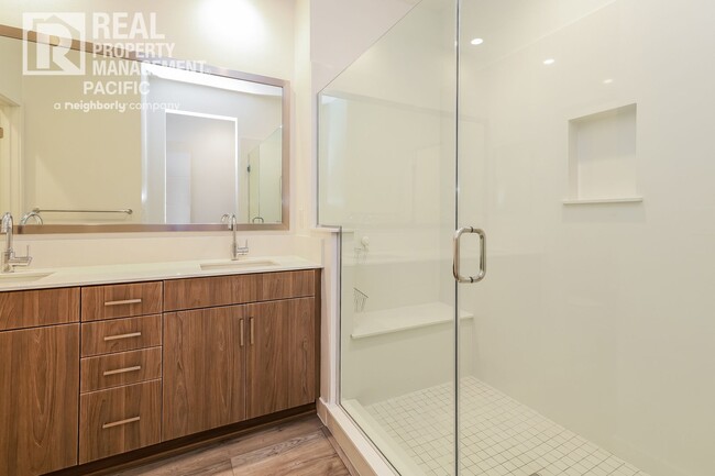 Building Photo - Modern Townhome in Gated West Oakland Comm...
