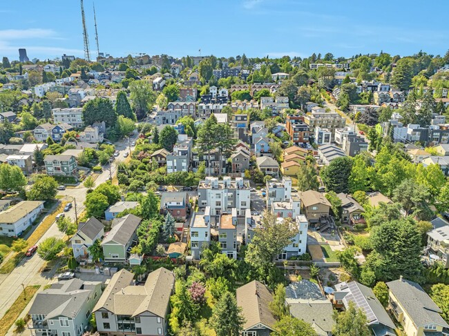 Building Photo - Great stand alone town home