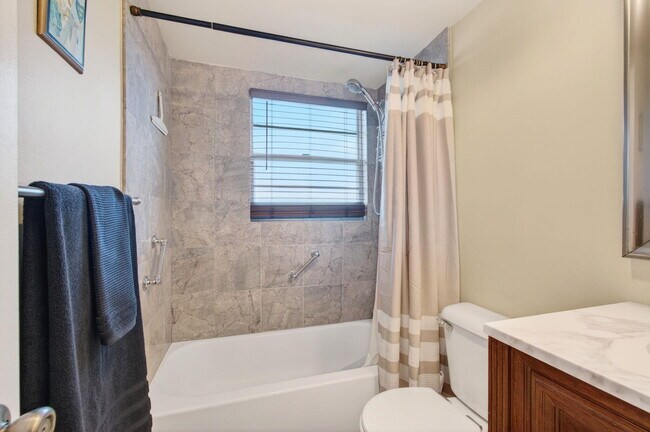 Building Photo - 33 Fanshaw A