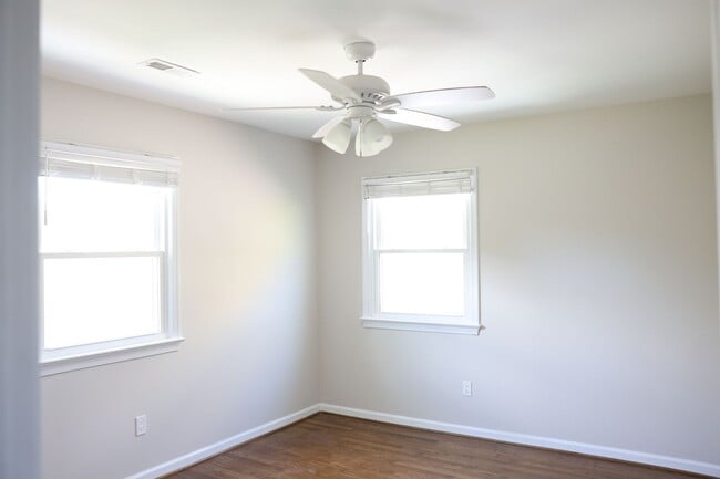 Building Photo - Fabulous neighborhood 4 BR home right on Elizabeth Lake