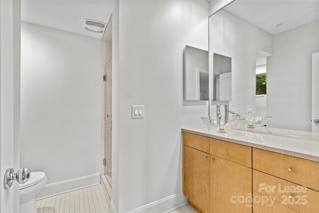 Building Photo - 420 Queens Rd