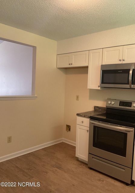 Building Photo - Two Bedroom Duplex Located In Midway Park!