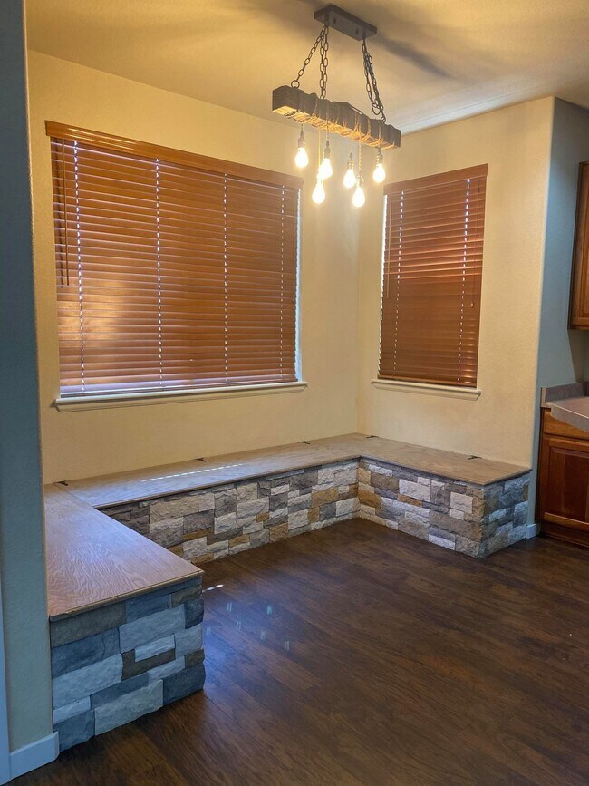 Building Photo - 4 bedroom - Dewhirst