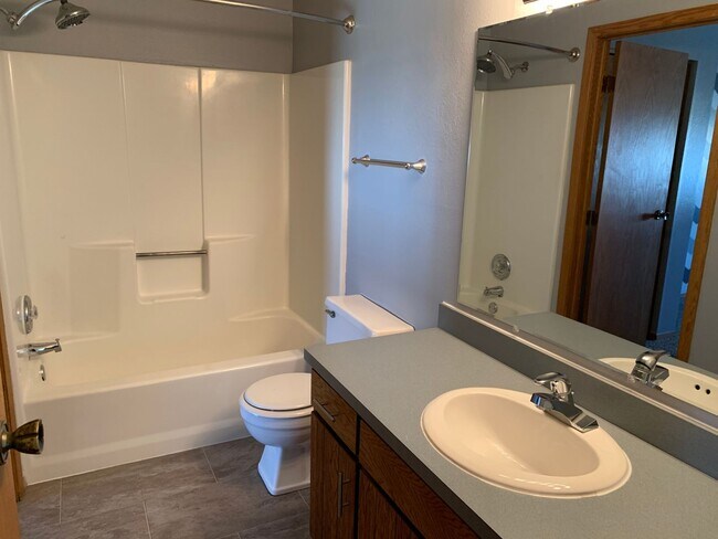 Building Photo - 4 Bed, 2 Bath Twinhome in South Fargo!