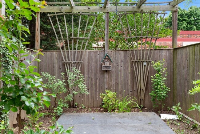 Building Photo - Available Now! 4 Bedroom  3.5  Bathroom Townhouse //Woodley Park// Garage, Driveway & 3 Levels of...