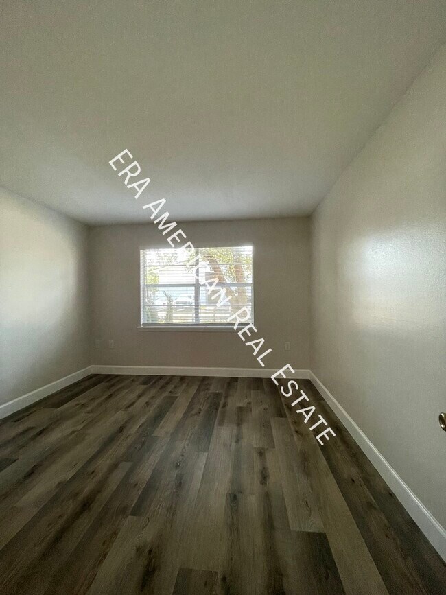 Building Photo - 613 Colonial Dr