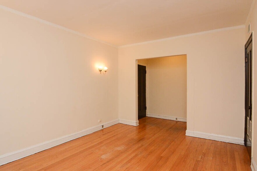 Building Photo - 1108 W Wellington Ave